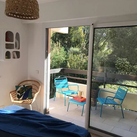2 Pièces Climatisé Avec Accès Direct Plage, Parking Et Terrasse - - Fr-1-308-175 * Le Lavandou
